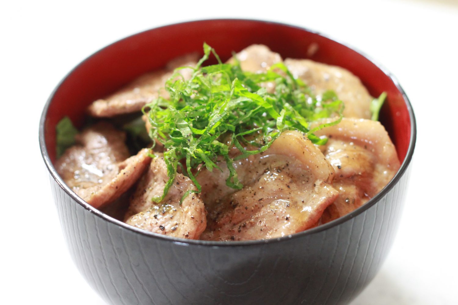 さっぱり食べれる大葉レシピ　大葉塩ダレで作るガッツリ豚丼